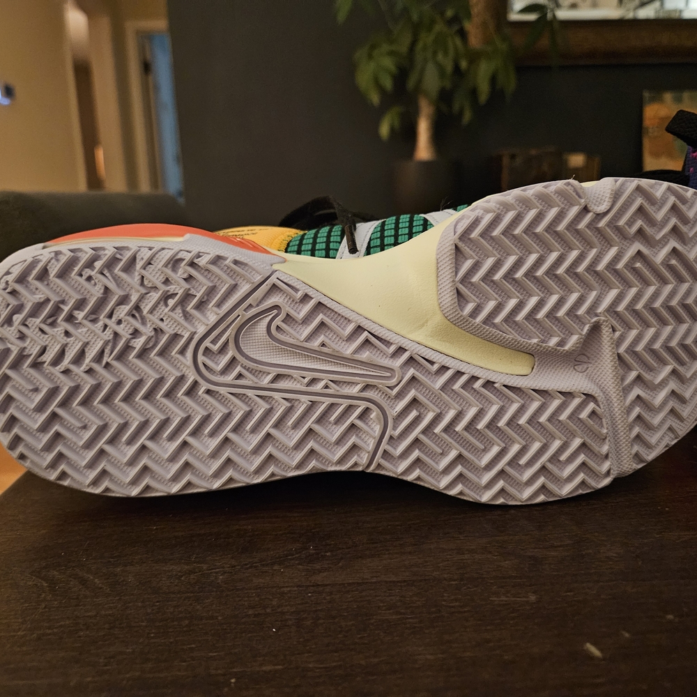 Nike Kids LeBron Shoes Like New 7.5 - Picture 4 of 5